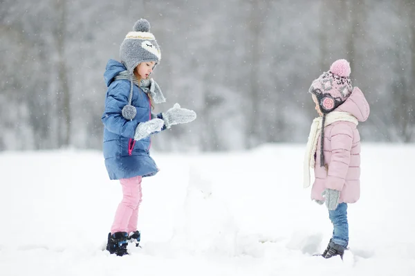 Little sisters in winter park — Stock Photo, Image