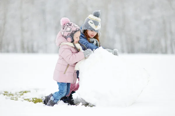 Little sisters in winter park — Stock Photo, Image