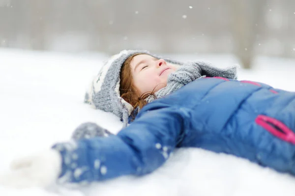 Lustige kleine Mädchen, die Spaß haben — Stockfoto