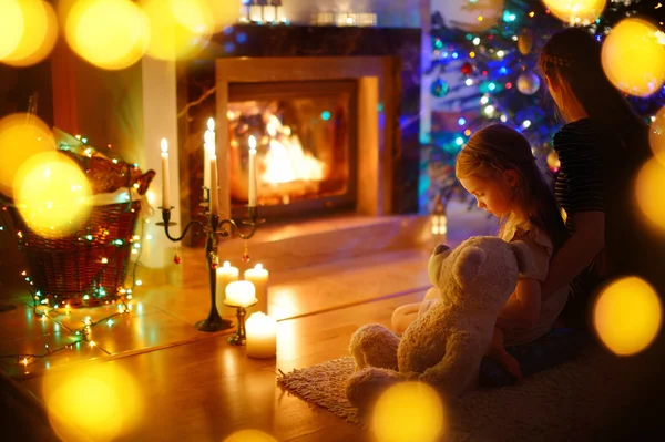 Mother and daughter near fireplace — Stock Photo, Image