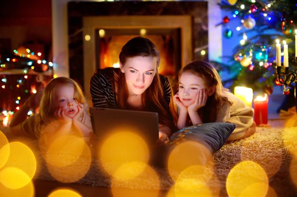 Moeder en dochter die tablet gebruiken — Stockfoto