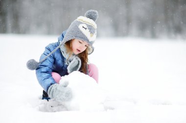 Küçük kız eğleniyor