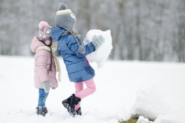 sevimli küçük kız birlikte eğleniyor