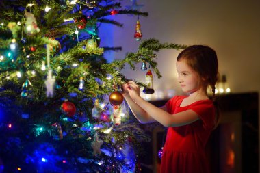 bir Noel ağacı süsleme kız