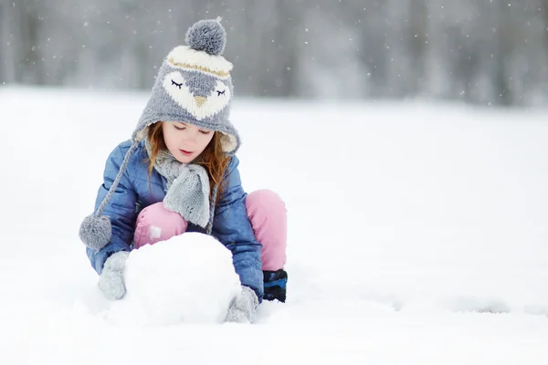 Mädchen haben Spaß im Winterpark — Stockfoto