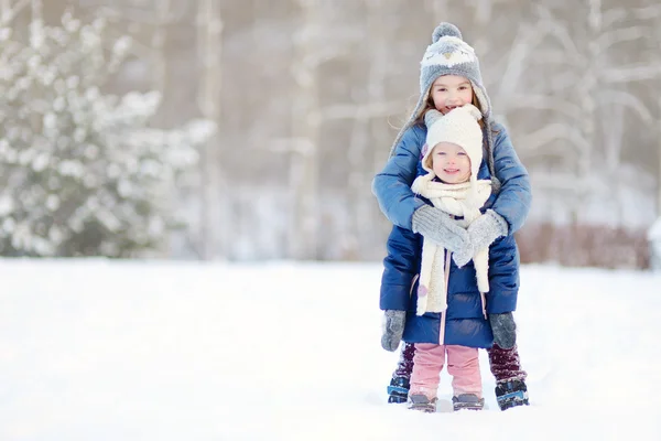 Kleine Schwestern, die zusammen Spaß haben — Stockfoto