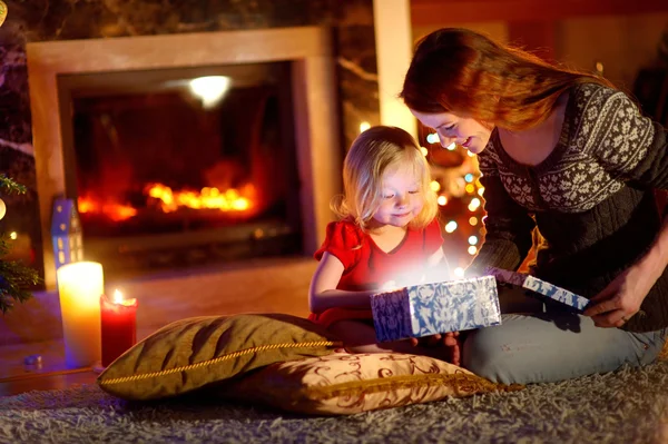 Dotter öppna en magisk jul gåva — Stockfoto
