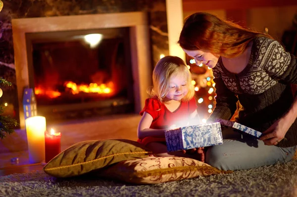 Dochter openen een magische kerstcadeau — Stockfoto