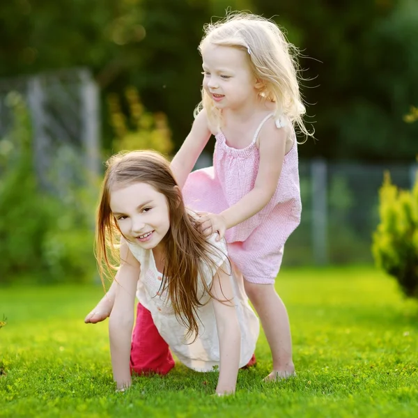 Sœurs s'amuser sur l'herbe — Photo