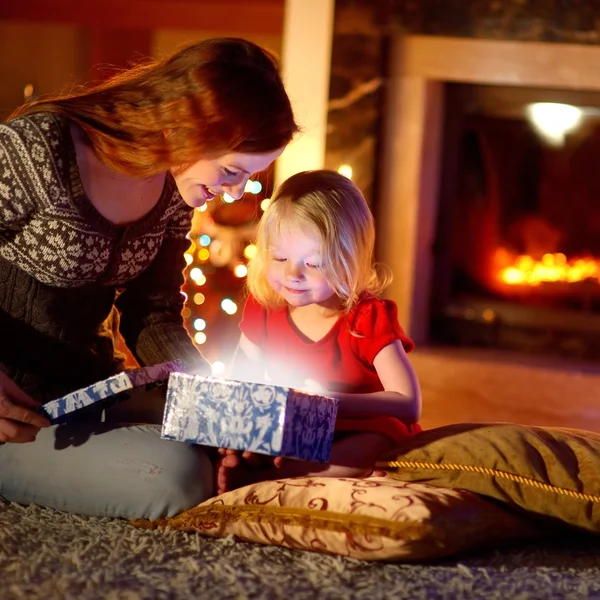 Дочка відкриває чарівний різдвяний подарунок — стокове фото