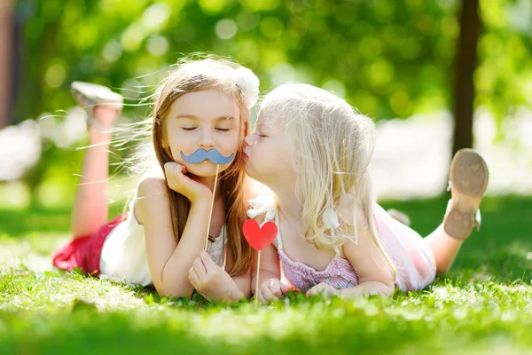 Flickor leker med papper mustascher — Stockfoto