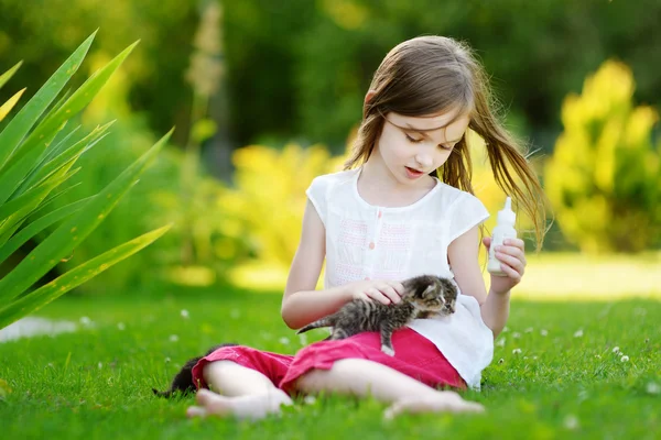 Dziewczyna karmienia małych kotek z mlekiem — Zdjęcie stockowe