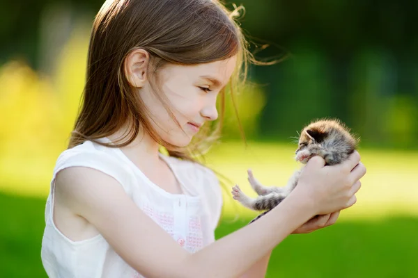 Meisje spelen met kleine kitten — Stockfoto