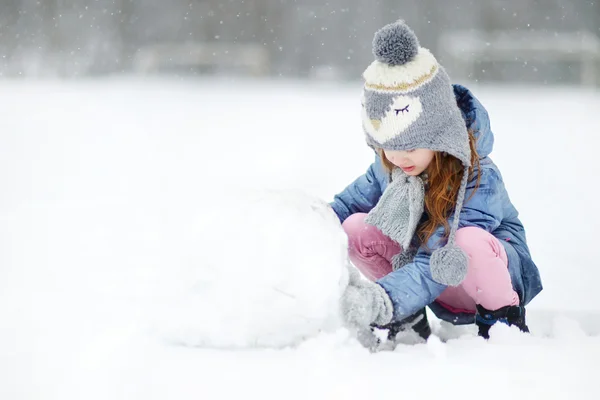 Girl having fun in winter park — Stock Photo, Image