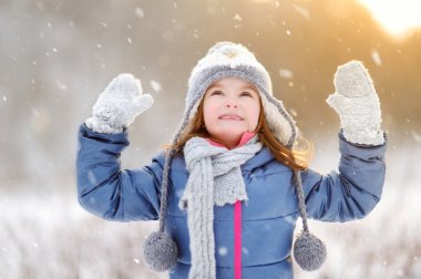 Kız kış parkında eğleniyor.