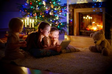 Anne ve kızı tablet PC'yi kullanma