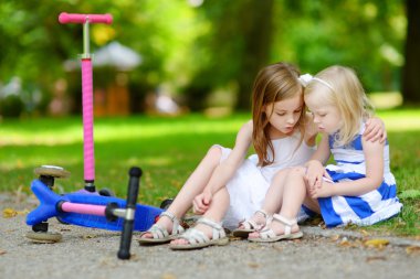 kız kardeşi düştükten sonra rahatlatıcı