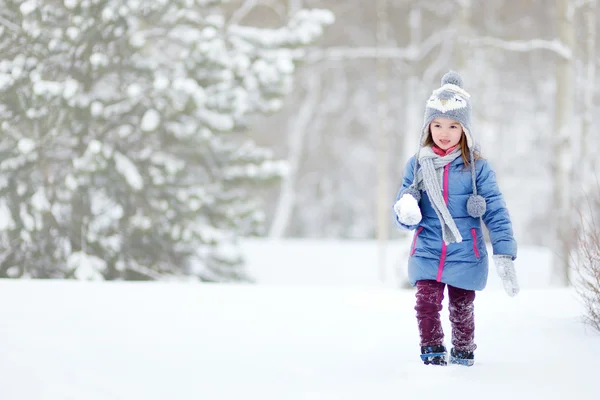 Menina se divertindo no parque de inverno — Fotografia de Stock