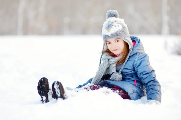 Fille s'amuser dans le parc d'hiver — Photo