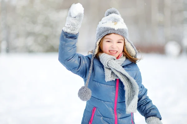 Flicka som har roligt i vinter park — Stockfoto