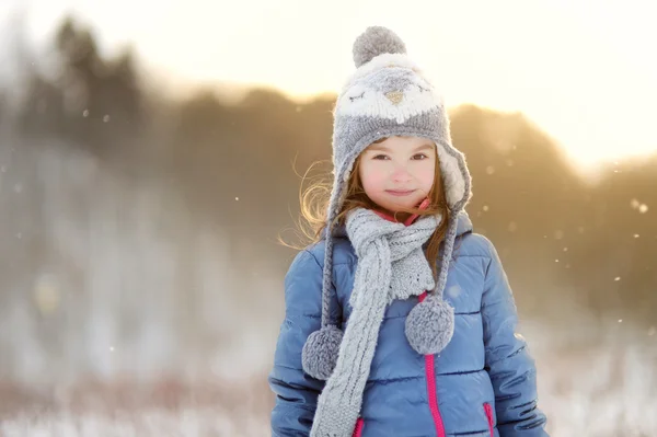 Chica divirtiéndose en invierno parque — Foto de Stock