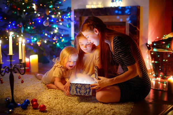 Mor och döttrar öppnar julklapp — Stockfoto