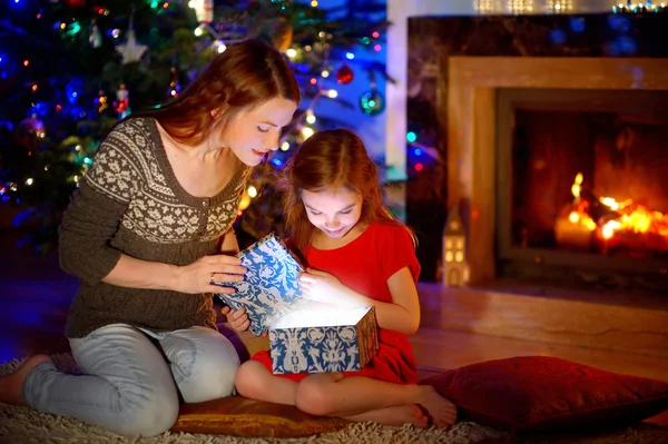Matka i córka otwierając prezent na Boże Narodzenie — Zdjęcie stockowe