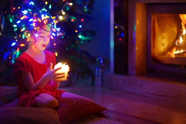 Niña jugando con luces de Navidad —  Fotos de Stock