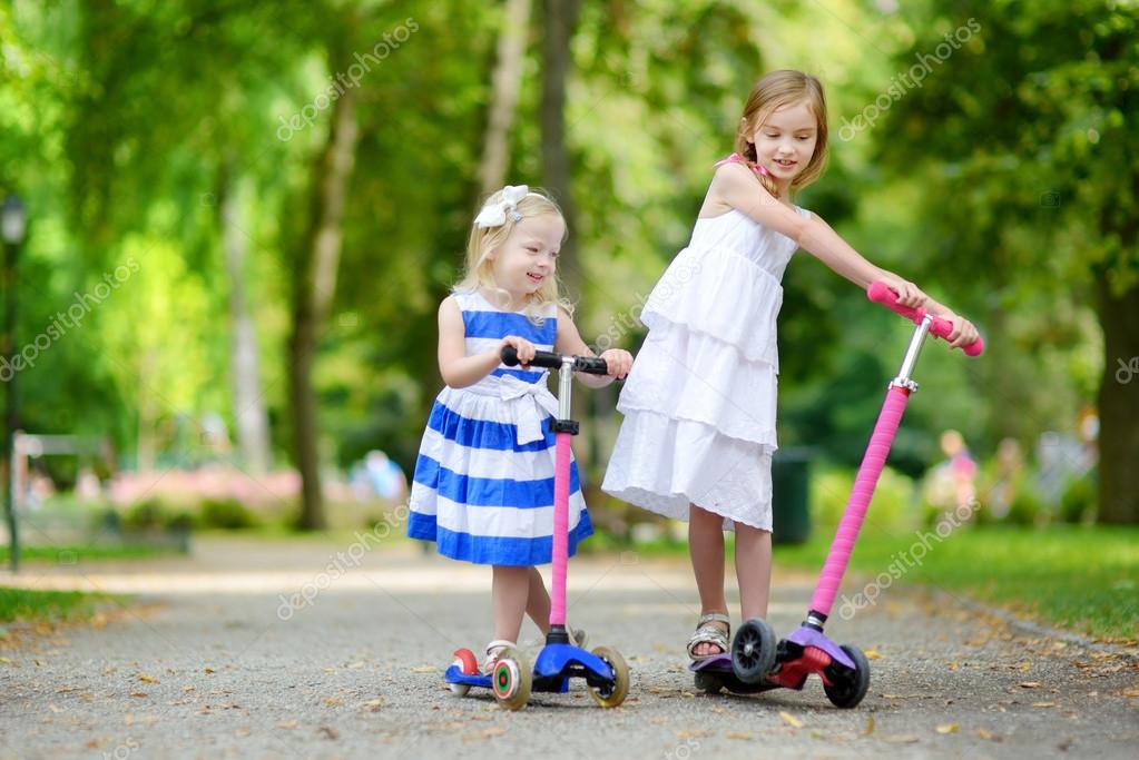 Sister ride. Две девочки-подростки на одном самокате фото. Девочку в Красном платье как катается на детском самокате картинки.