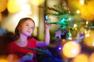 bir Noel ağacı süsleme kız