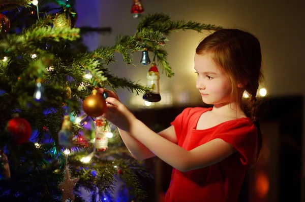 Tjej dekorera en julgran — Stockfoto