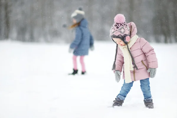 Surori mici în parcul de iarnă — Fotografie, imagine de stoc