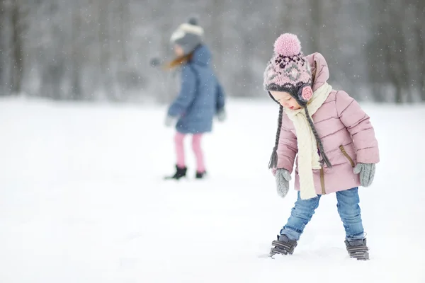 Hermanas pequeñas en el parque de invierno —  Fotos de Stock