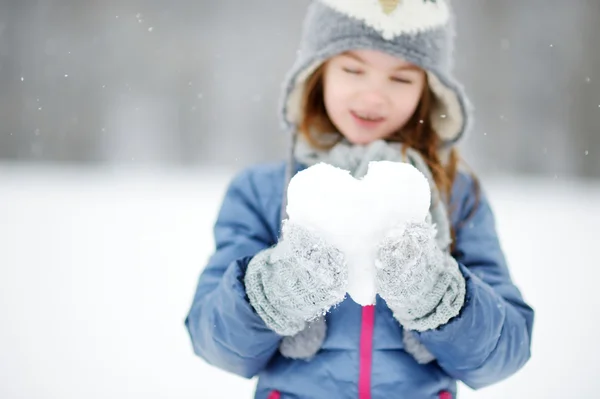 Girl having fun in winter park — Stock Photo, Image