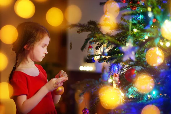 Κορίτσι διακόσμησης ενός χριστουγεννιάτικου δέντρου — Φωτογραφία Αρχείου
