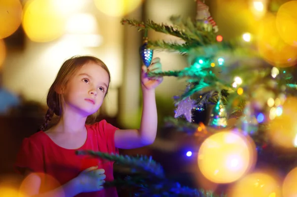 Menina decorando uma árvore de Natal — Fotografia de Stock