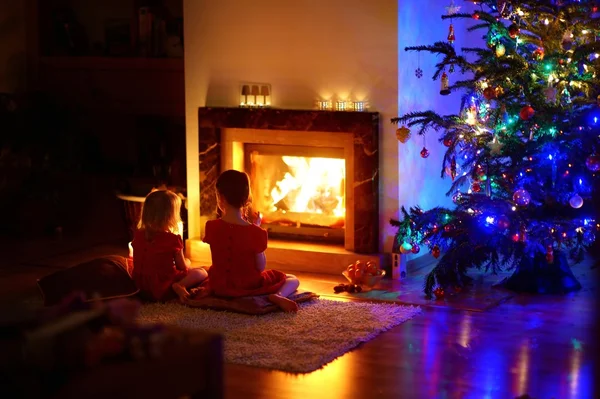 女孩坐在壁炉旁圣诞前夜 — 图库照片