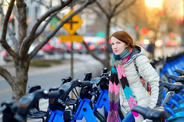 Женщина готова взять напрокат велосипед — стоковое фото