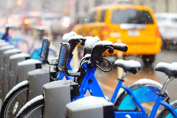 Alquiler de bicicletas de ciudad cubiertas de nieve — Foto de Stock