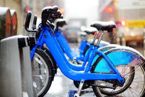 Aluguer de bicicletas da cidade cobertas de neve — Fotografia de Stock