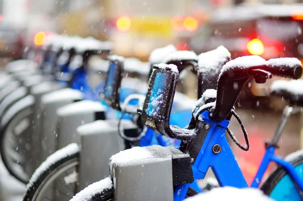 Alquiler de bicicletas de ciudad cubiertas de nieve — Foto de Stock