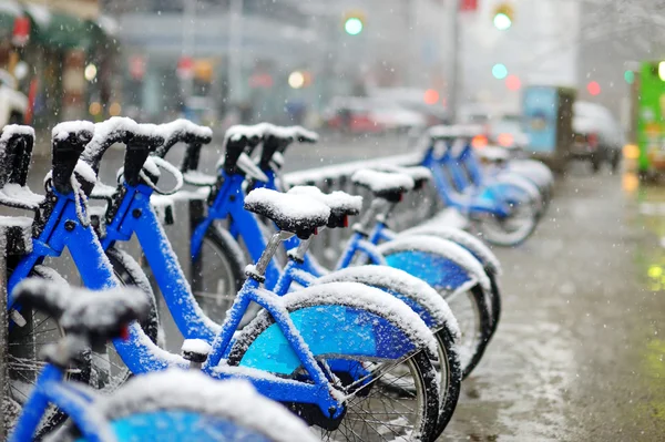 Alquiler de bicicletas de ciudad cubiertas de nieve — Foto de Stock