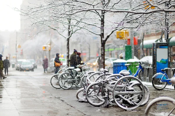 Bicicletas cobertas de neve em Nova York — Fotografia de Stock