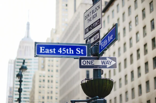 Intersection of East 45th street and 5th Ave — Stock Photo, Image