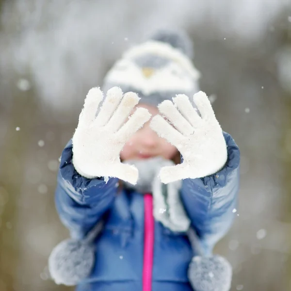 Holčička v zimním parku — Stock fotografie