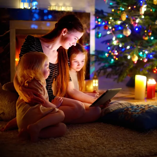 Mère et filles utilisant le comprimé pc — Photo