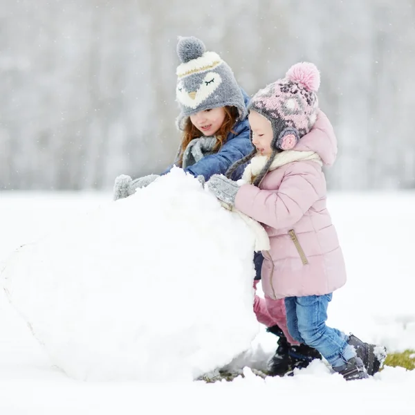 Little sisters in winter park — Stock Photo, Image