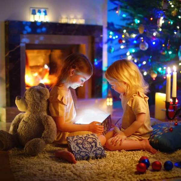 Little girls opening Christmas gift — Stock Photo, Image