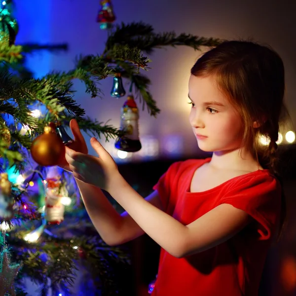 Ragazza che decora un albero di Natale — Foto Stock