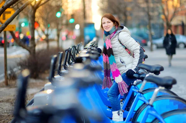 Женщина готова взять напрокат велосипед — стоковое фото
